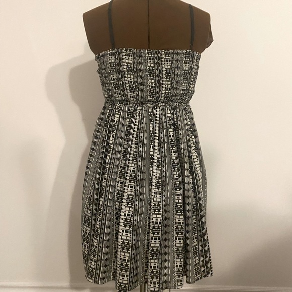 🖤🤍JOLIE🖤🤍Black and white pattern sleeveless pattern dress. Size 10.Like new. - Picture 9 of 15